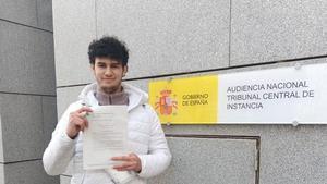 Salaheddine, el cartagenero de 21 años detenido en La Palma, en la puerta de la Audiencia Nacional tras salir libre.