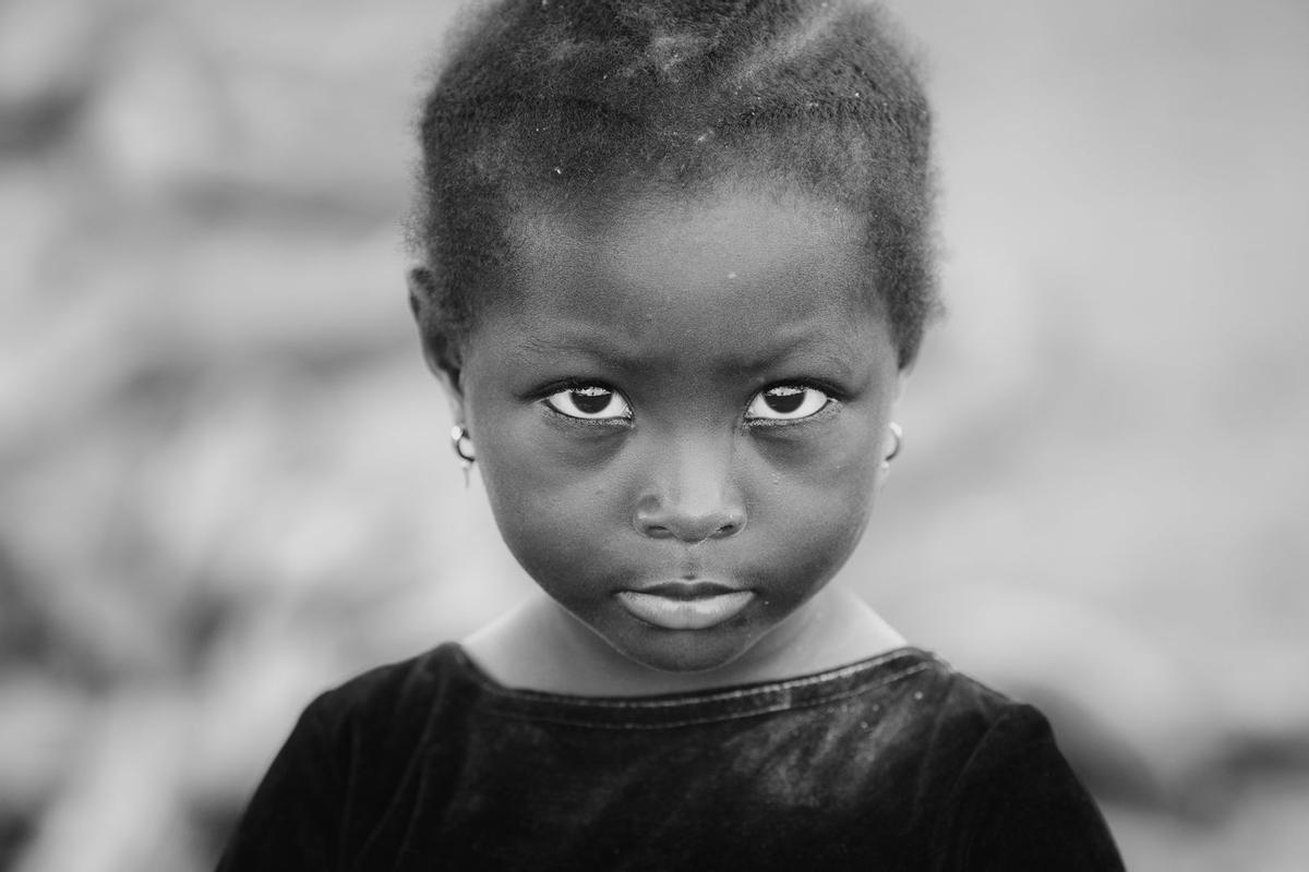 Primer plano de una niña de Costa de Marfil.