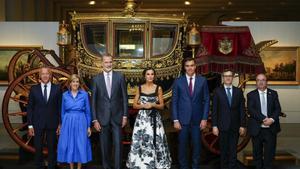 MADRID, 25/07/2023.- Los reyes Felipe VI (3-i) y Letizia (4-i) inauguran la Galería de las Colecciones Reales, acompañados por el presidente del Gobierno en funciones, Pedro Sánchez (3-d), el ministro de la Presidencia, Relaciones con las Cortes y Memoria Democrática, Félix Bolaños (2-d), el ministro de Cultura y Deporte, Miquel Iceta (d), el presidente del Senado, Ander Gil (i), y la presidenta del Consejo de Administración del Patrimonio Nacional, Ana de la Cueva (2-i), este martes en el Palacio Real de Madrid. EFE/ Borja Sánchez-Trillo