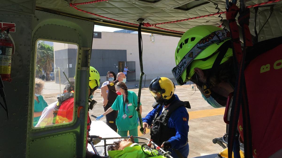 Un helicóptero ha trasladado a la mujer hasta la Arrixaca.