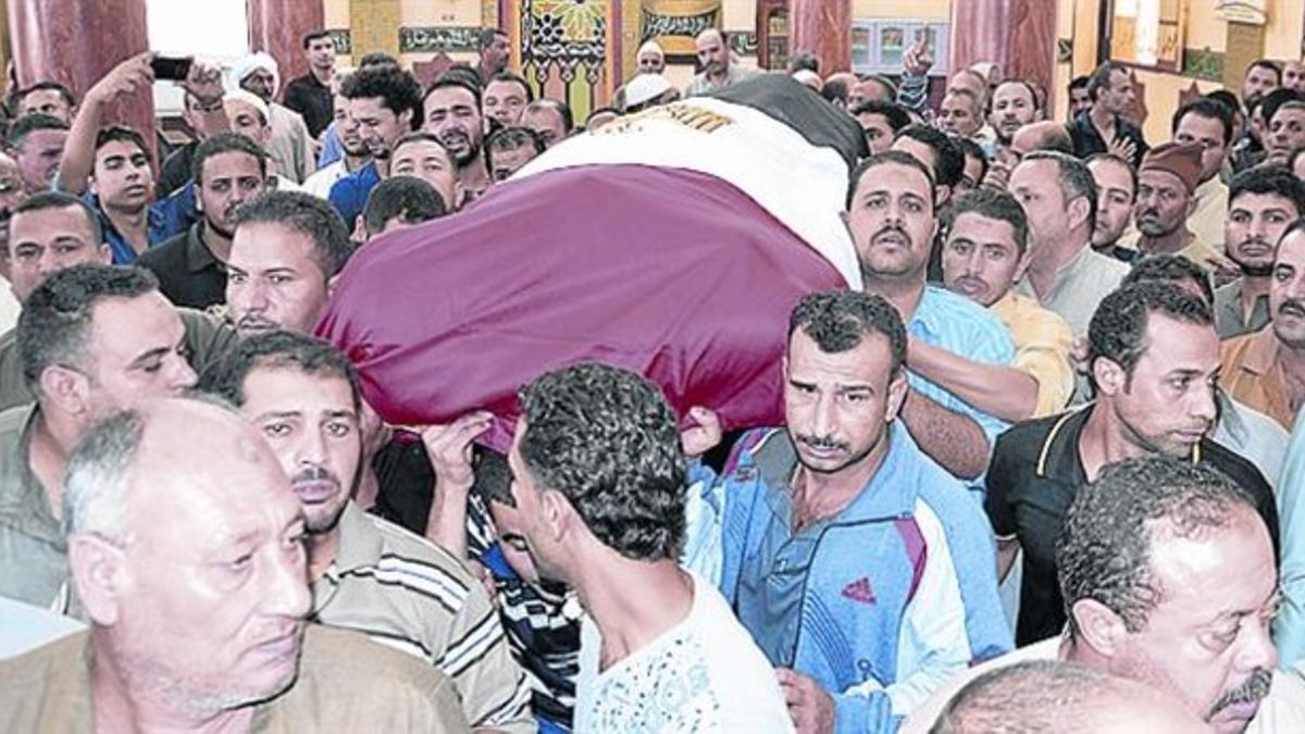 Funeral de un policía egipcio muerto la semana pasada en el Sinaí.