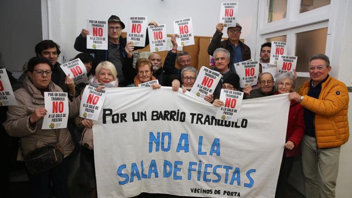 Vecinos de Porta reunidos el 13 de enero en la sede de su asociación muestran una pancarta contraria a la discoteca.