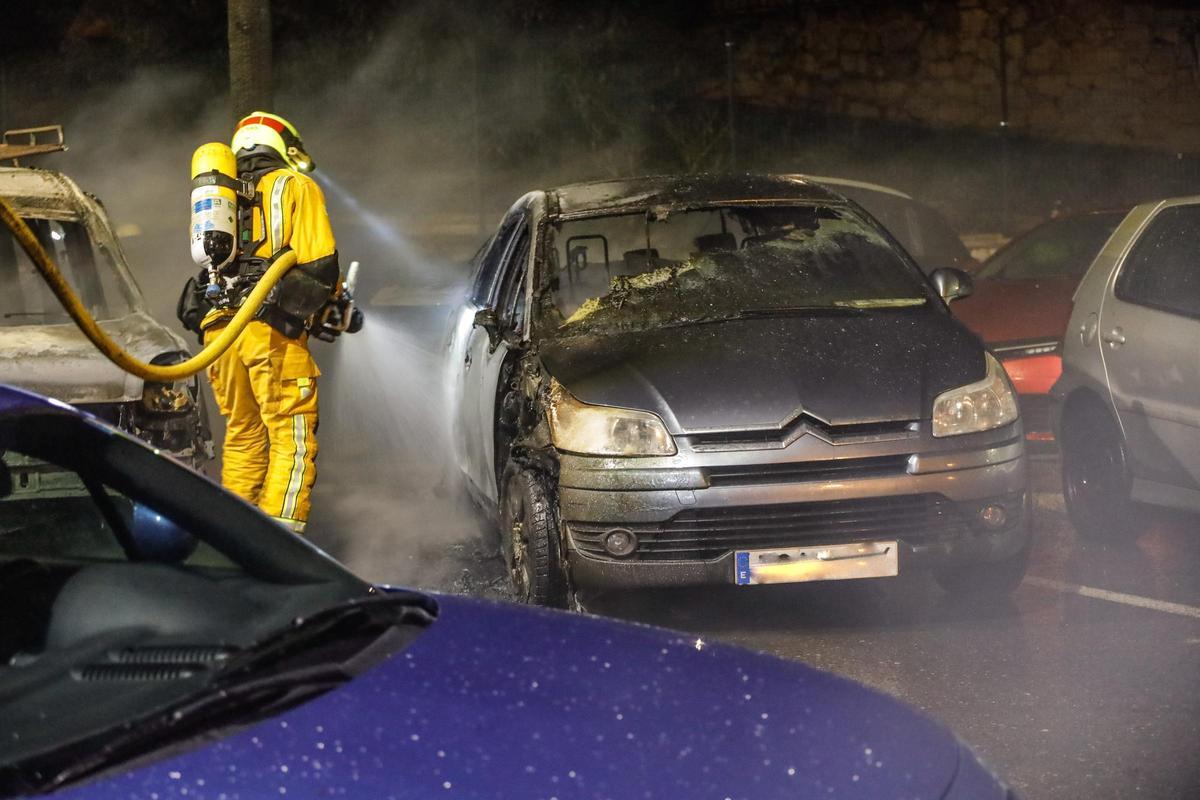 Imágenes del incendio de coches en Alcoy