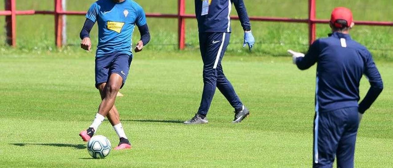 Murilo, en el entrenamiento de ayer, ante la mirada de Djukic.