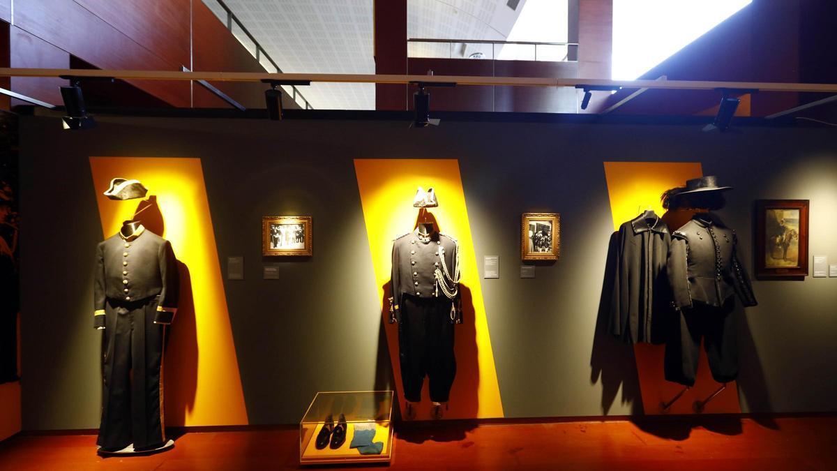 La exposición 'Adorno y Honor' se puede visitar en el Centro de Historias de Zaragoza.