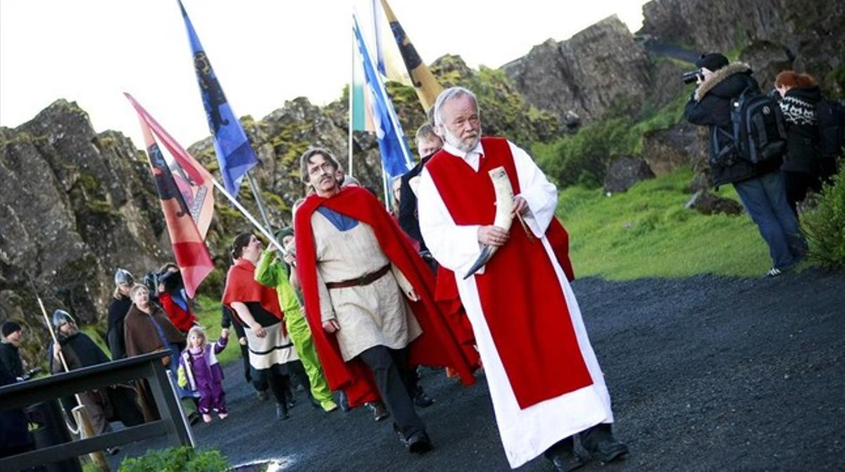 El summe sacerdot pagà Asatrú al parc nacional de Pingvellir, Islàndia, el 2012. El summe sacerdot pagà Asatrú al parc nacional de Pingvellir, Islàndia, el 2012.