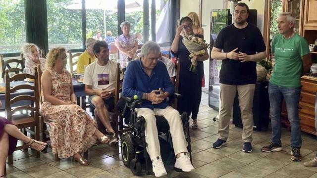 Adrián Barbón, junto a Roberto Palacios, en silla de ruedas. | FOTO CEDIDA A LNE