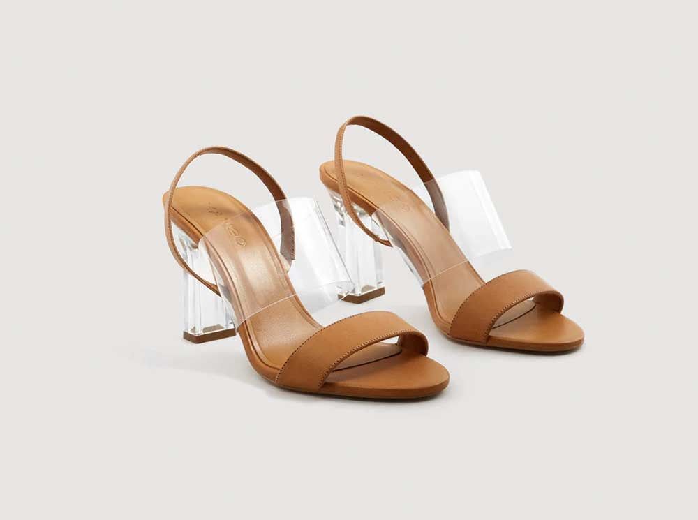 Sandalia color cuero y tacón de metacrilato de Mango. (Precio: 59,99 euros)