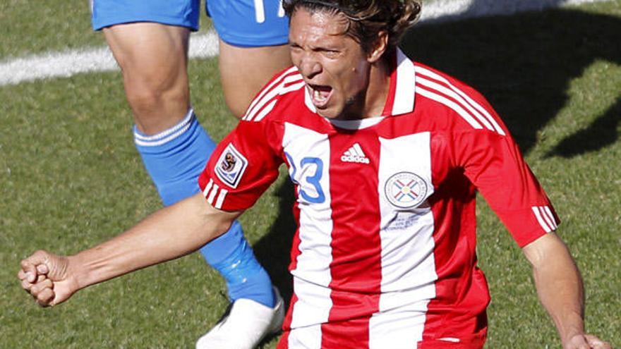 El jugador paraguayo Enrique Vera (c) celebra tras abrir el marcador a favor de los guaraníes durante el partido Eslovaquia-Paraguay correspondiente al grupo F del Mundial de Sudáfrica 2010, que se disputa en el estadio Free State de Bloemfontein (Sudáfrica), hoy, domingo 20 de junio de 2010.