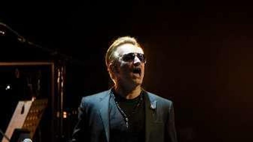 Bono durante un concierto.