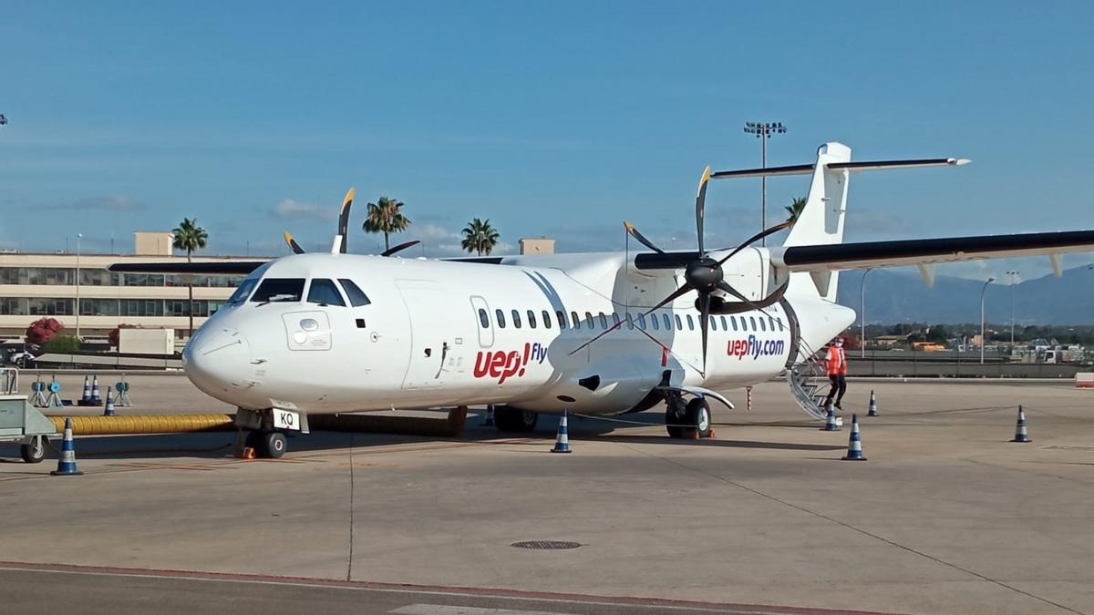 Avión de la compañía Uep!Fly en el aeropuerto de Palma.
