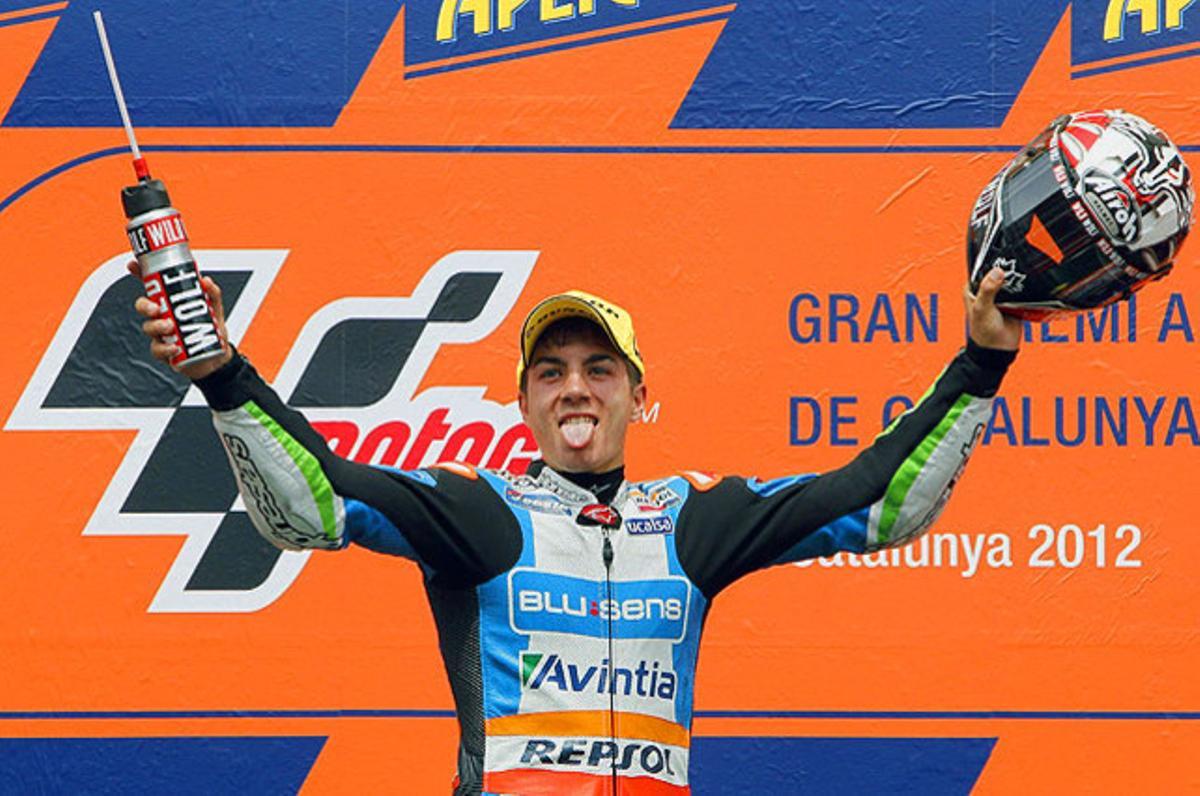 El pilot català Maverick Viñales, de l’escuderia Honda, celebra la seva victòria en la categoria de Moto3 del Gran Premi de Catalunya de motociclisme, a Montmeló.