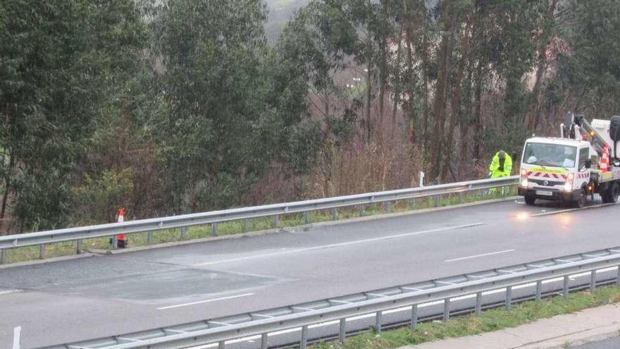 Operarios recogen las señales tras finalizar la obra en la autovía.