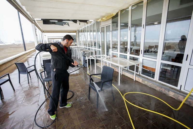 Temporal de lluvia: las mejores imágenes del paseo marítimo de València cubierto de arena