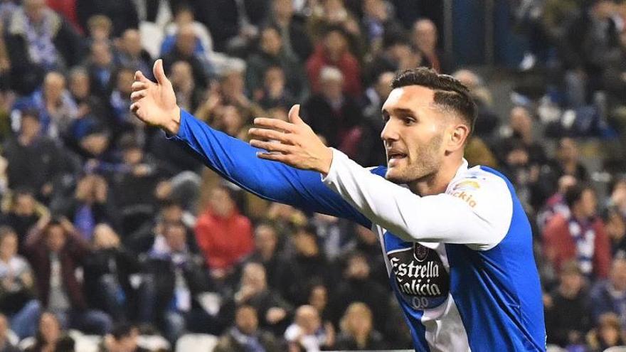 A Lucas Pérez le duelen los pitos, pero los entiende