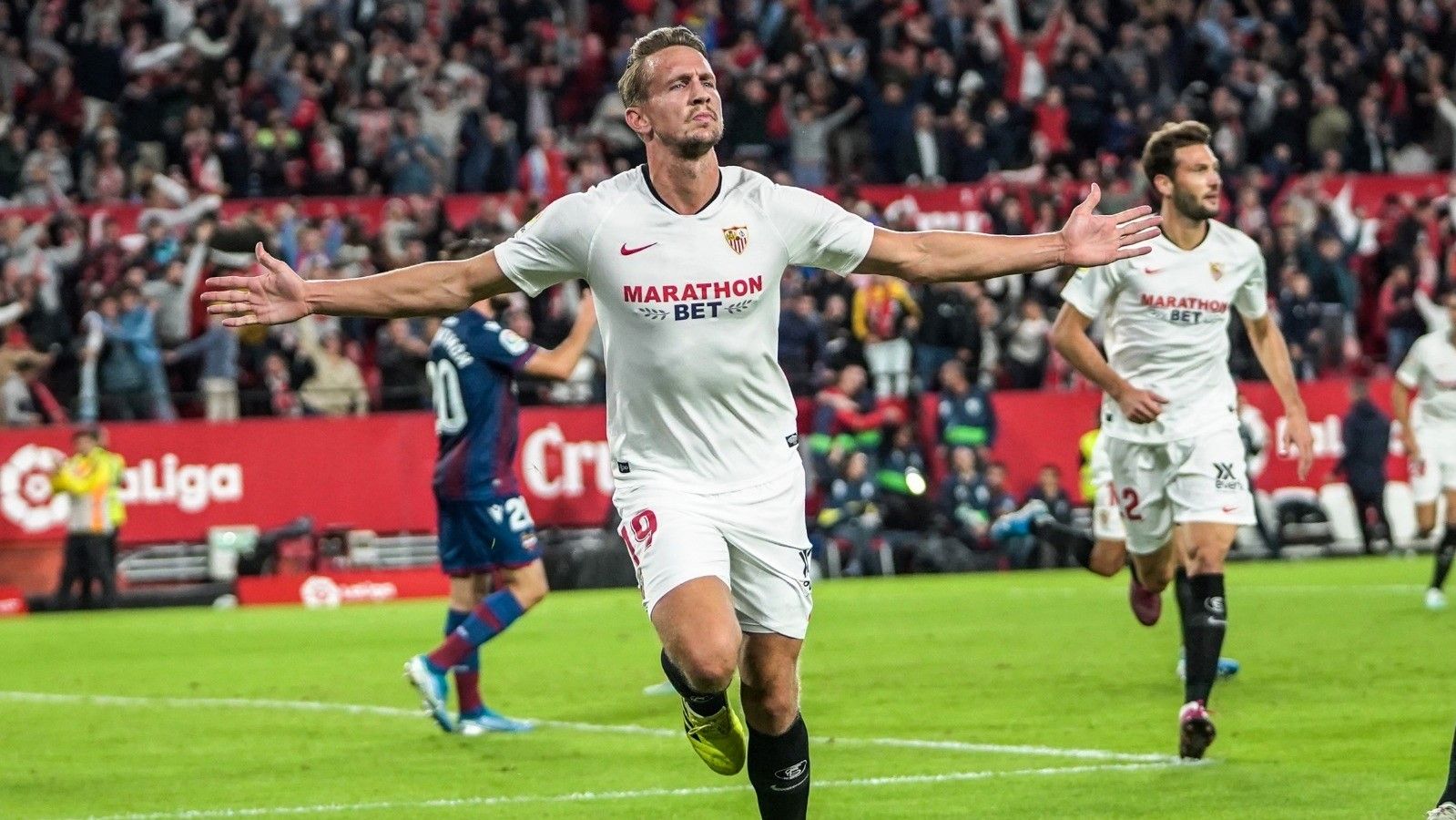 De Jong celebra un gol con el Sevilla.