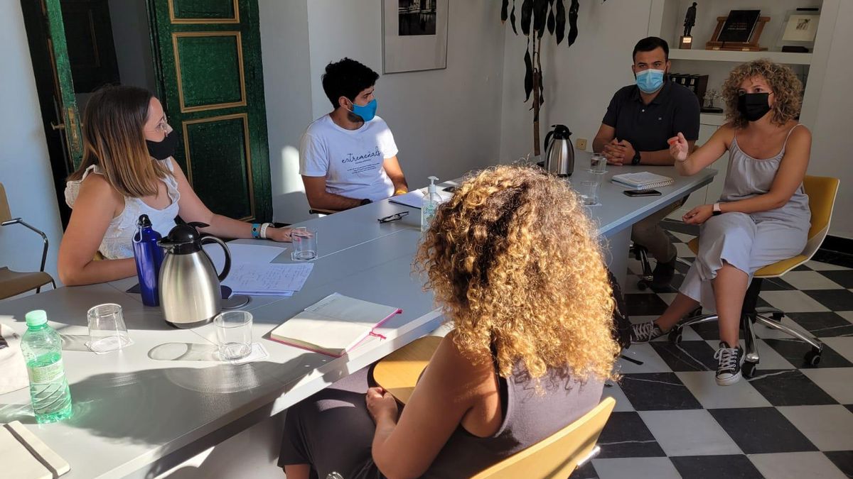 El alcalde, Luis Salaya, presidió ayer la reunión en el ayuntamiento.