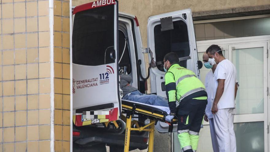 Sanitarios en la entrada de Urgencias del Hospital General de Alicante esta tarde.
