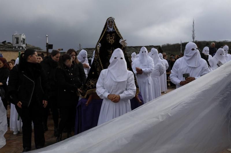 GALERÍA | Procesión del Santo Entierro en Bercianos de Valverde