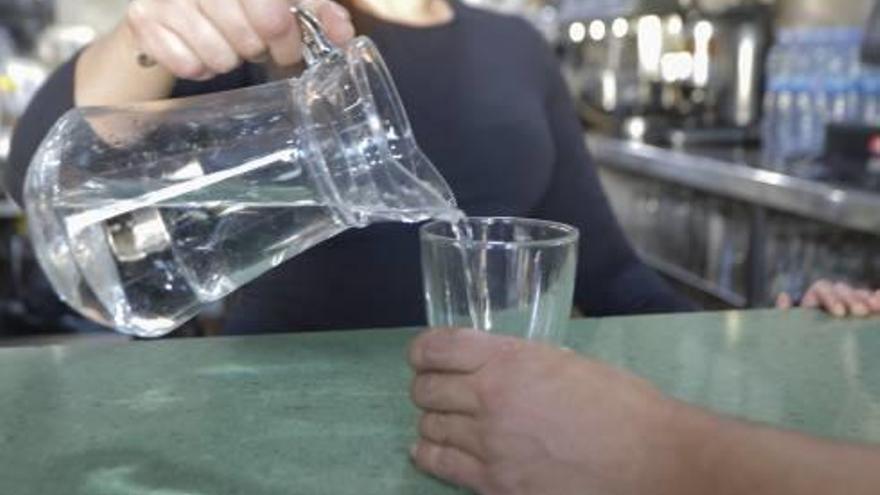 Con la nueva ley, el agua del grifo sería un derecho en los bares.