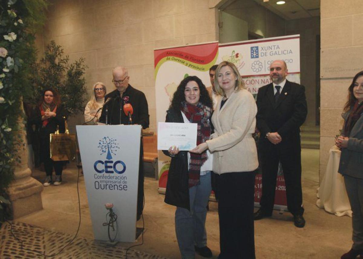 Una de las floristeras, recibiendo su diploma.