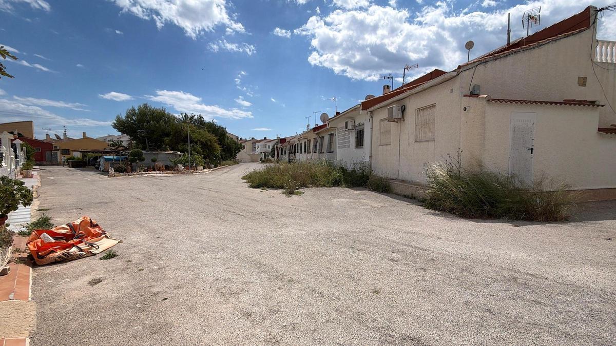 El matorral toma los viales interiores, adecuados con grava o sin asfaltar, más de cuarenta años después de la construcción del residencial