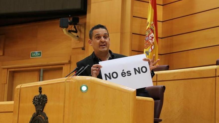 El senador Mulet (Compromís) muestra un cartel de «no es no» al PSOE.