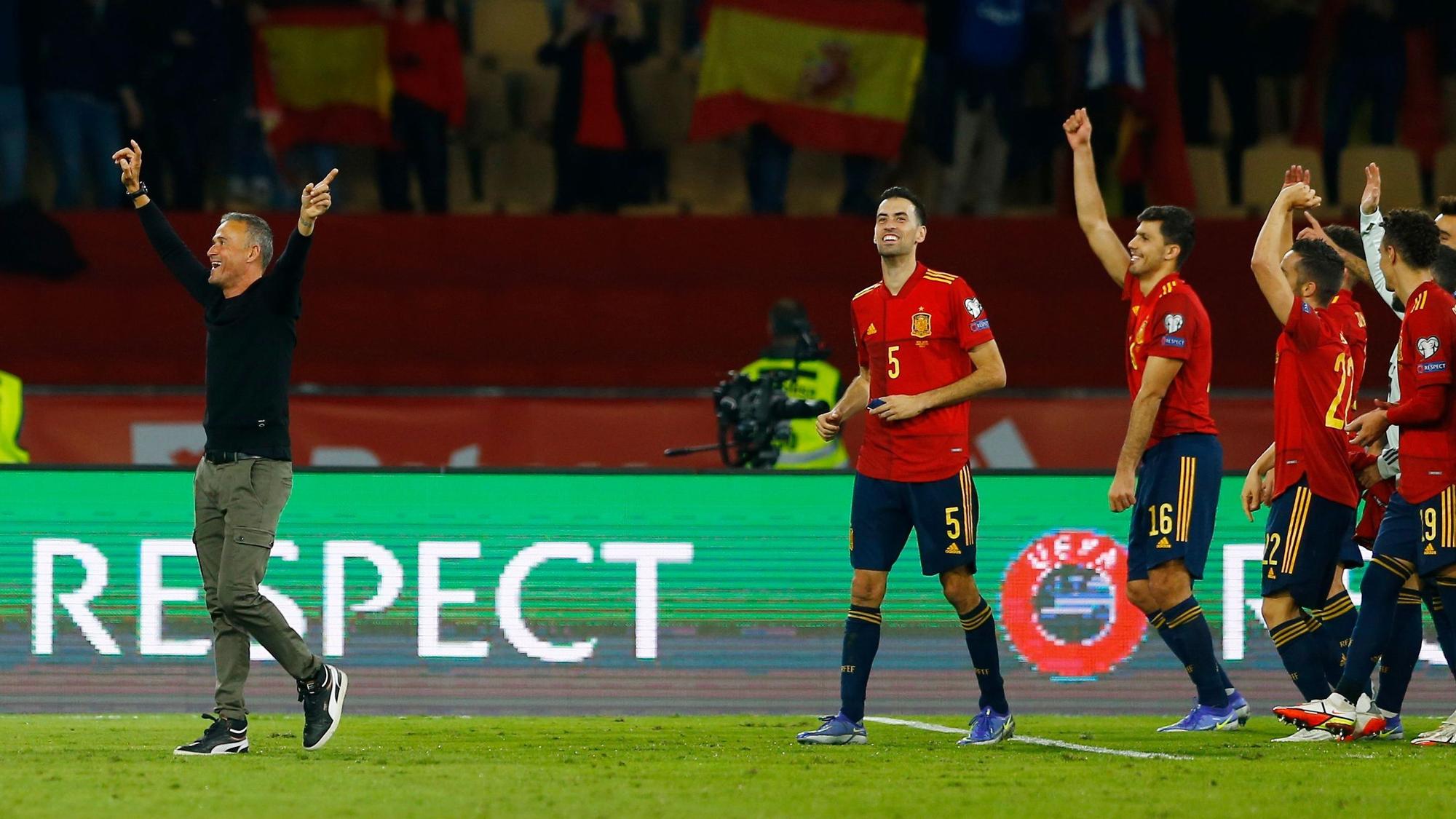 Soccer Football - World Cup - UEFA Qualifiers - Group B - Spain v Sweden - Estadio de La Cartuja, Seville, Spain - November 14, 2021 Spain coach Luis Enrique , Sergio Busquets and Rodri celebrate as Spain qualify for the Qatar 2022 World Cup REUTERS/Marcelo Del Pozo