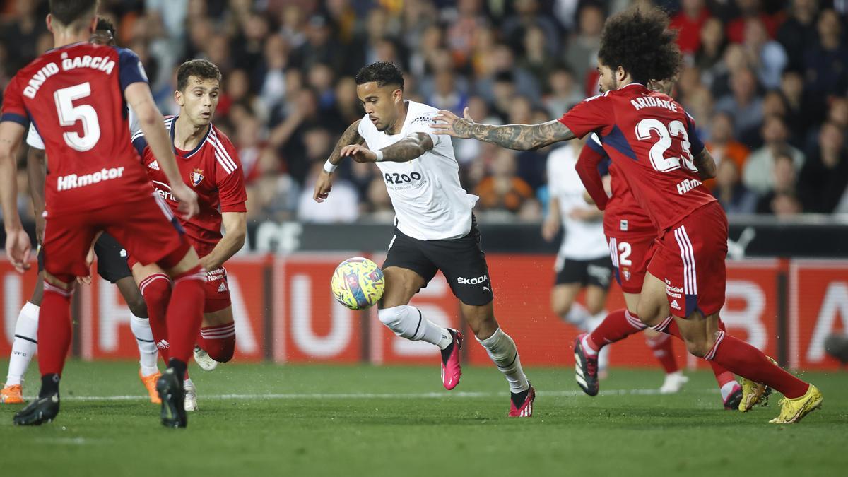 Justin Kluivert, rodeado de jugadores de Osasuna