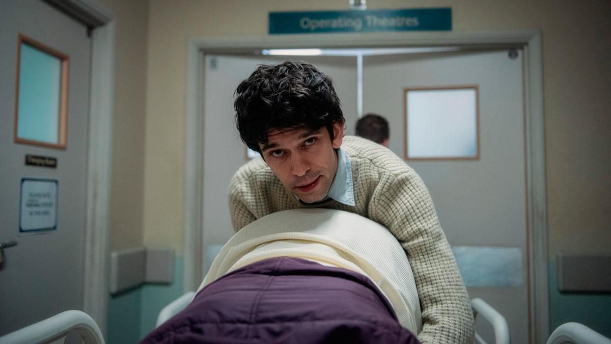 El actor Ben Whishaw protagoniza 'Esto te va a doler', de Movistar Plus+