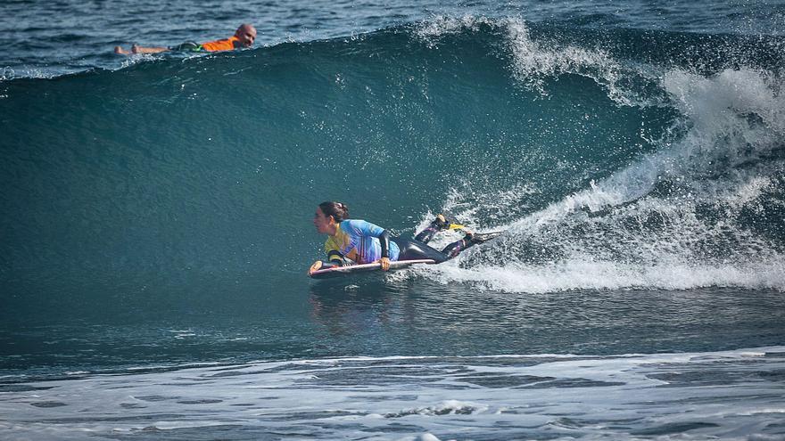 La arena del verano emerge en las canchas del surfing de Arucas