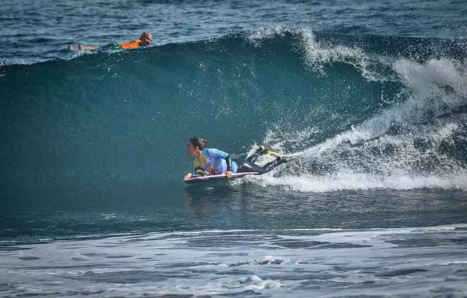 La arena del verano emerge en las canchas del surfing de Arucas