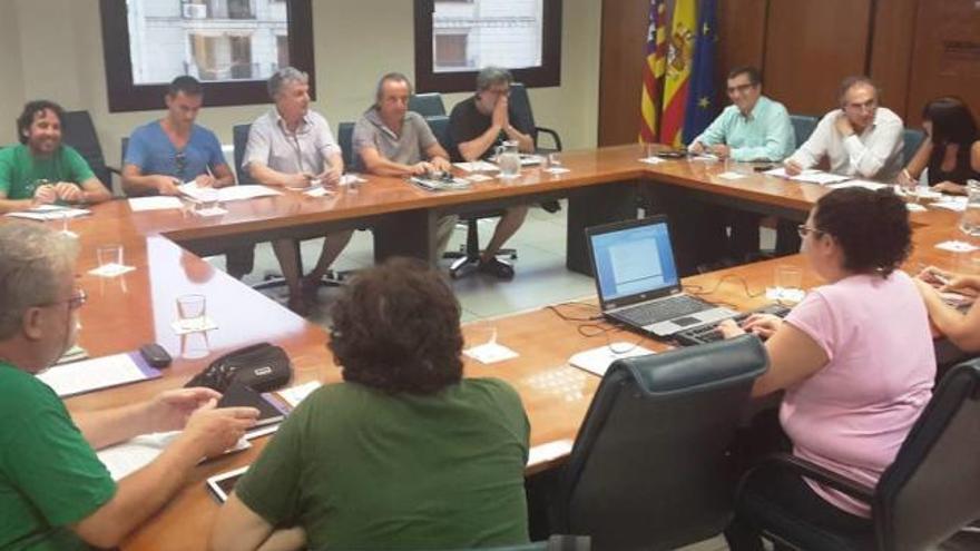 March y parte de su equipo recibieron a los comités de huelga de STEI, CCOO y Assemblea.