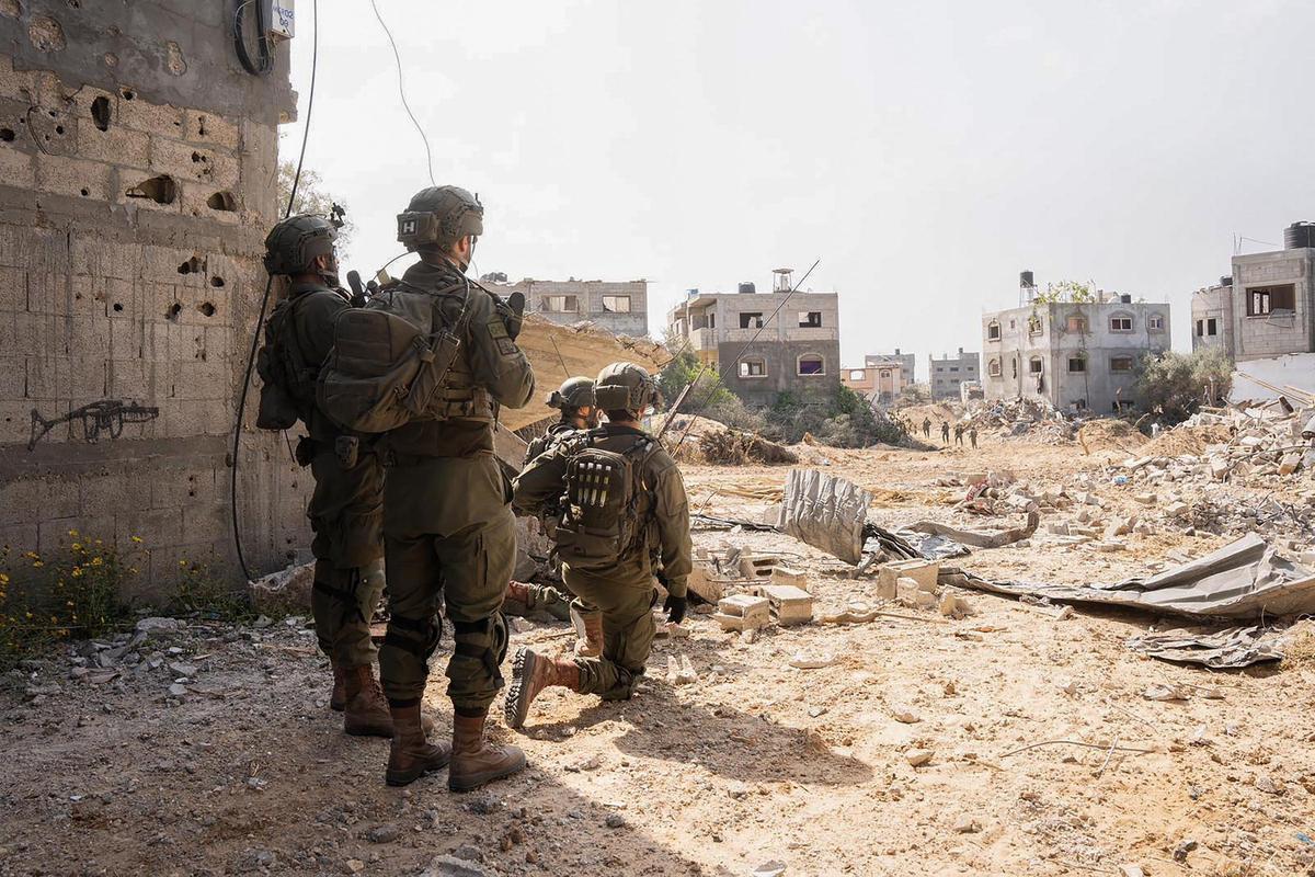Imagen difundida por el Ejército israelí este jueves de soldados en una operación en la Franja de Gaza.