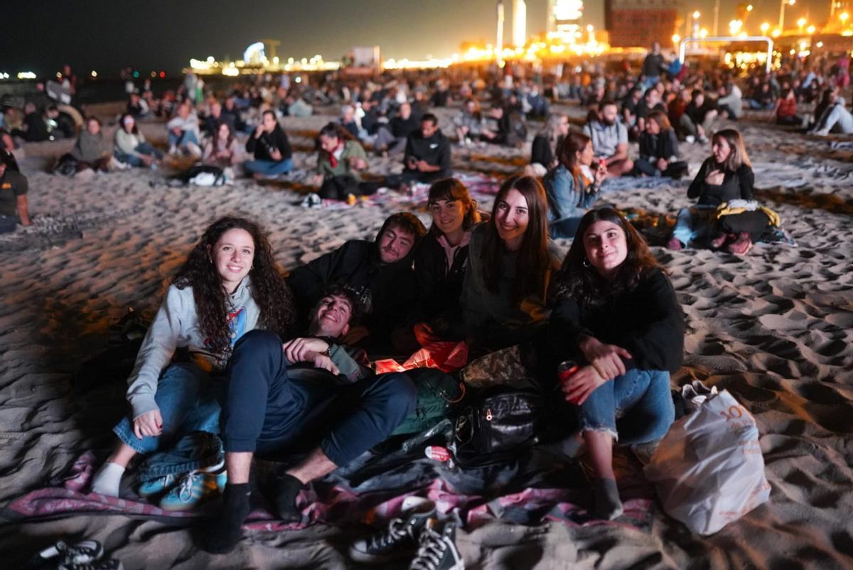 Federica y sus amigos con un pareo antes del espectáculo.