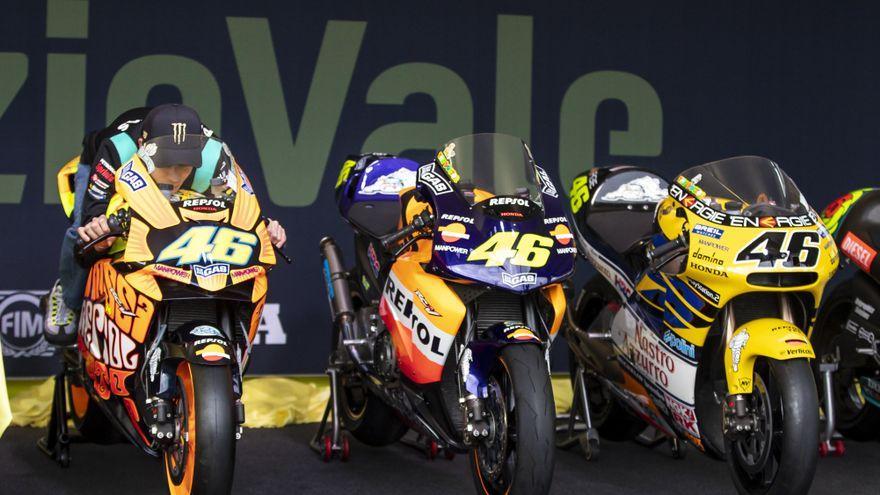 Valentino Rossi, junto a sus motos ganadoras.