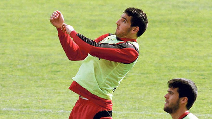 Bigas cabecea el balón junto a Kevin durante el entrenamiento de ayer en Son Moix.