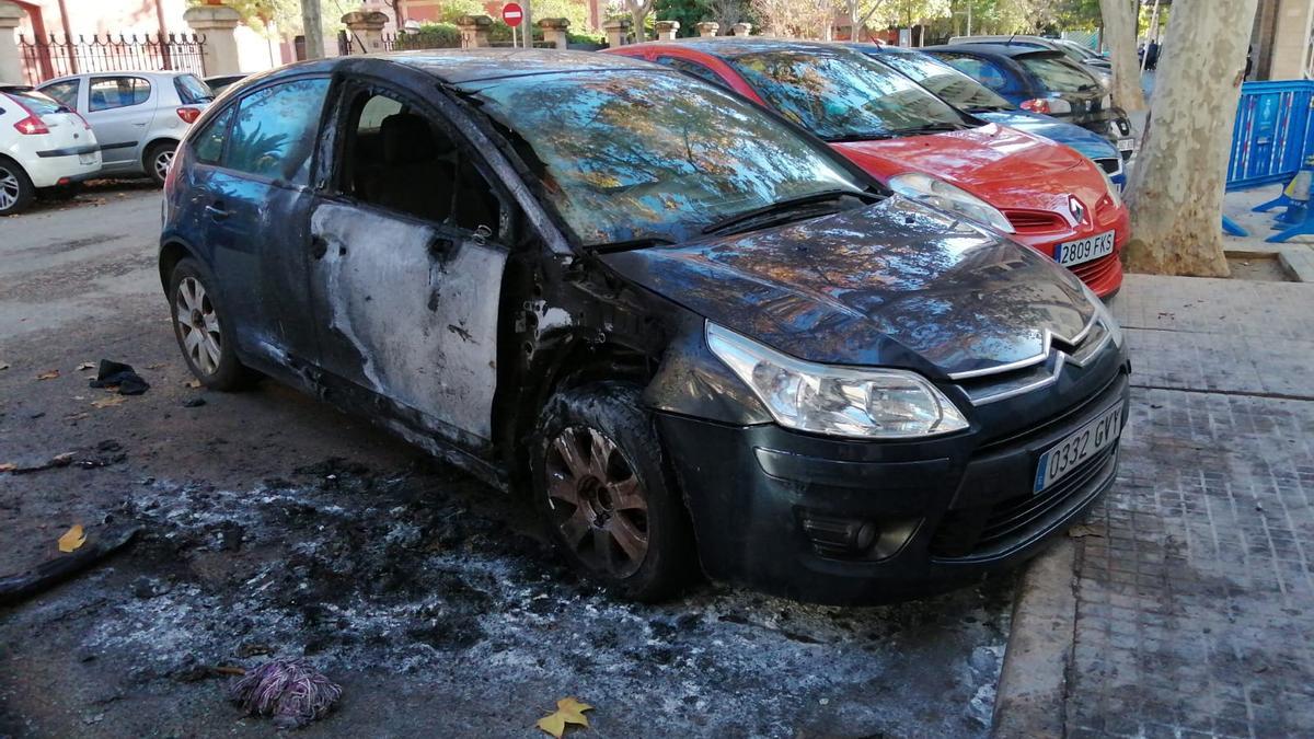 Estado en el que quedó uno de los coches destruidos en la calle Camp Redó.