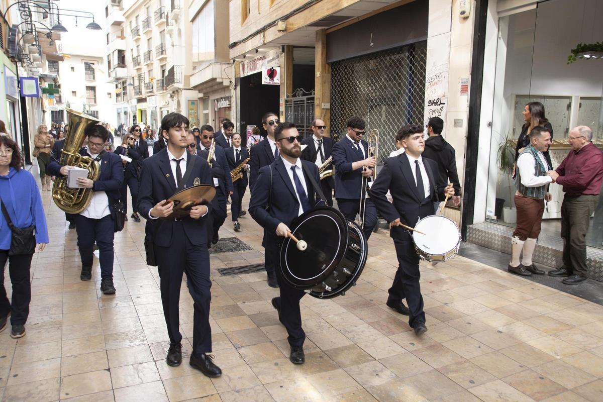 Un grupo de músicos en un desfile por la calle de Rausell.