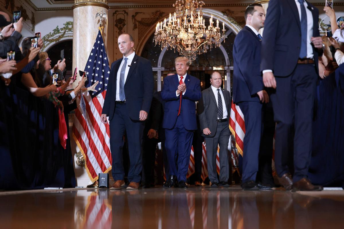  El ex presidente de los Estados Unidos, Donald Trump, llega a un evento en Mar-a-Lago .