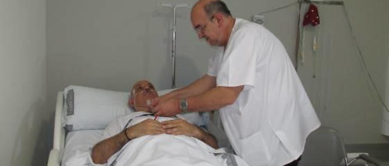 Un paciente es atendido en la Unidad del Sueño del hospital.
