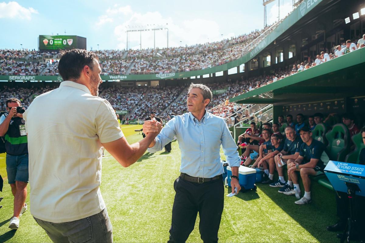 Eder Sarabia saluda a Ernesto Valverde, en San Mamés.