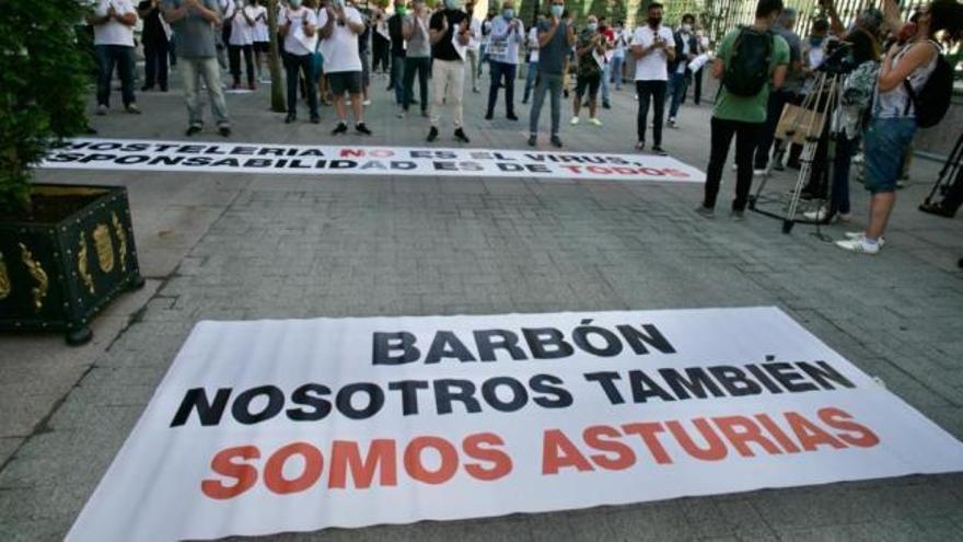 Adrián Barbón defiende las medidas del Principado frente a las críticas de los hosteleros: "La alternativa es dejarse llevar y acabar confinados otra vez"