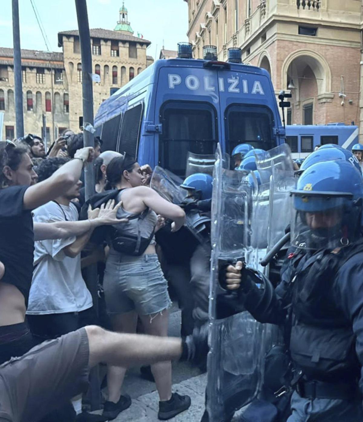 Disturbis a Bolonya per la mort d’un immigrant en mans de la policia