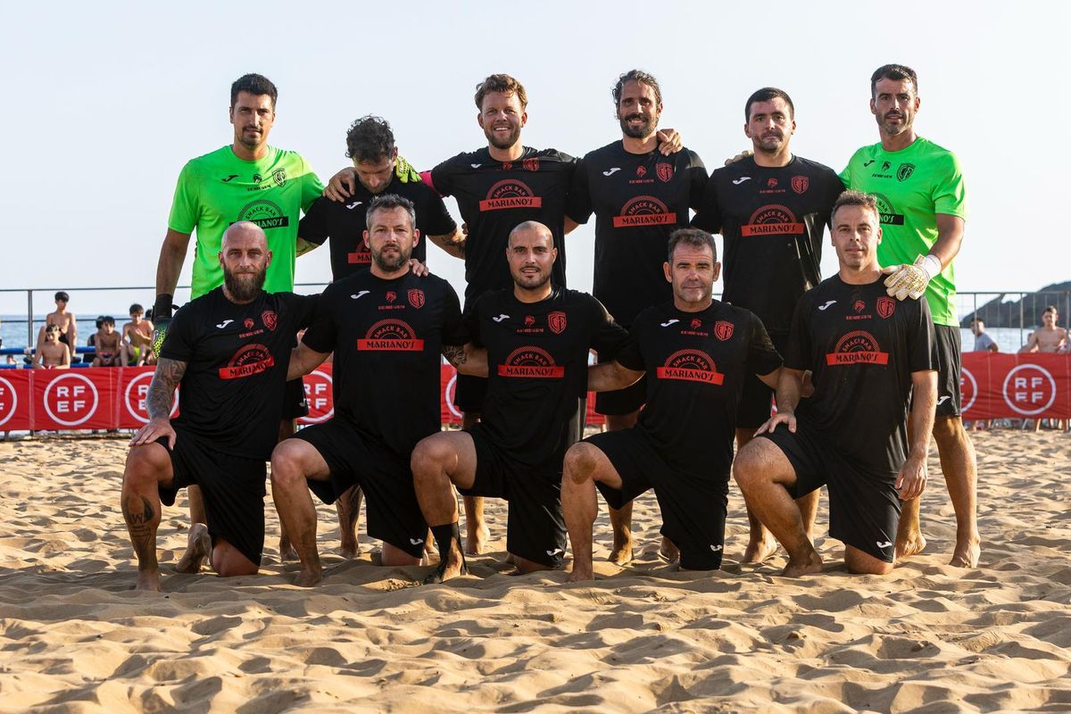 Los jugadores posan antes del choque.