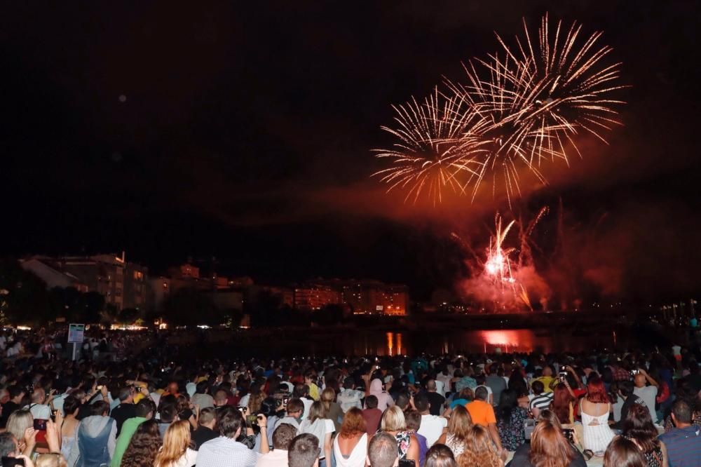 La sesión poética y piromusical de este año ha conmemorado los 500 años de la primera vuelta al mundo dada por Magallanes y Elcano y los 50 años desde que el hombre pisó la luna.