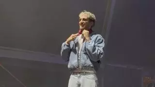 Lucho RK se 'bautiza' zaragozano en su concierto del Pilar: "Disculpen mi ignorancia, ¿en el cuello, verdad?"