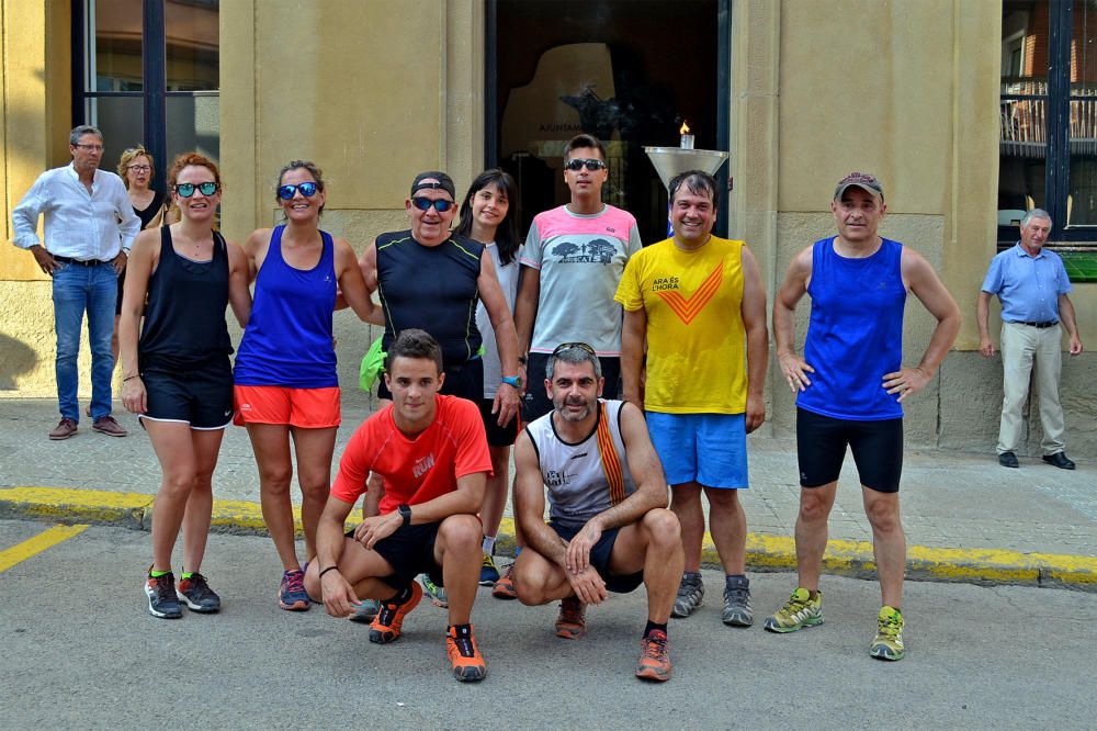 Foto de grup dels esportistes suriencs que van portar la Flama del Canigó fins a la Casa de la Vila, dins de la celebració de la Nit de Sant Joan a Súria