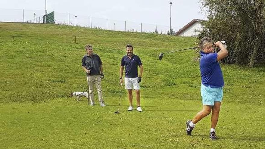 José Martin golpea la bola en el &quot;tee&quot; del uno de Los Balagares ante la mirada de sus compañeros Gonzalo Mariatuegui y José Antonio Mangas.