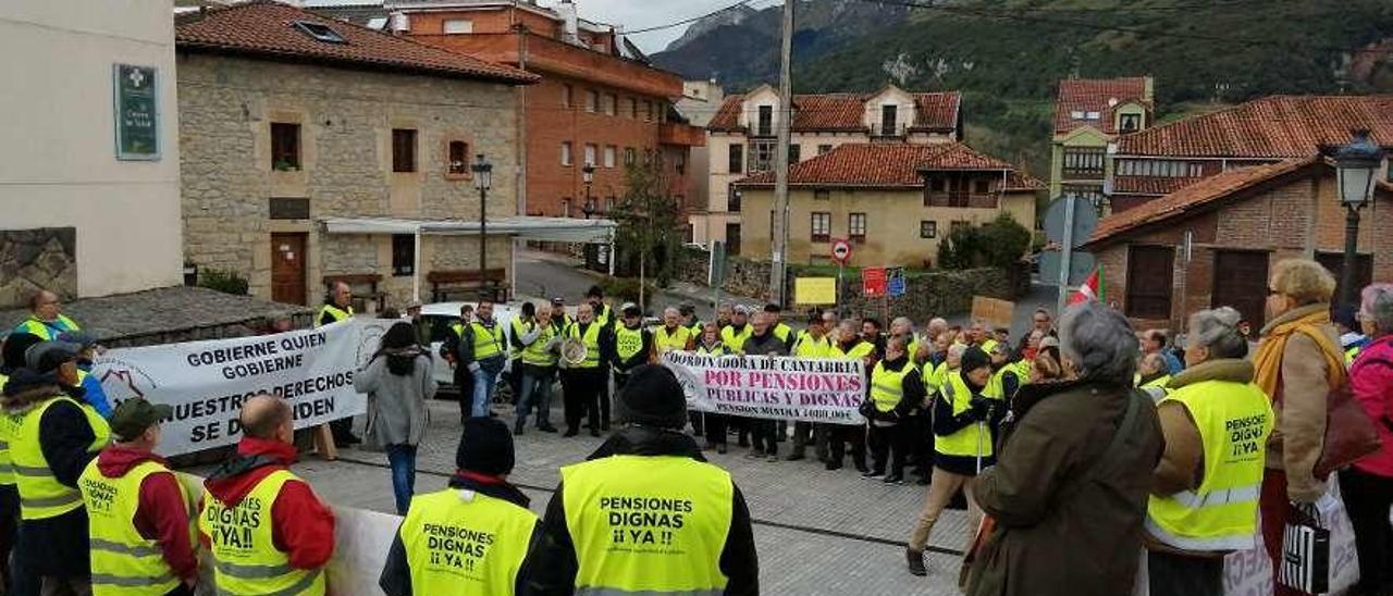 Pensionistas de Asturias, Cantabria y País Vasco concentrados ayer en Panes.